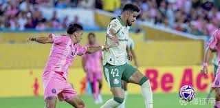 穆斯卡特获赠定制竹刻画像，印有本人形象和冠军奖杯